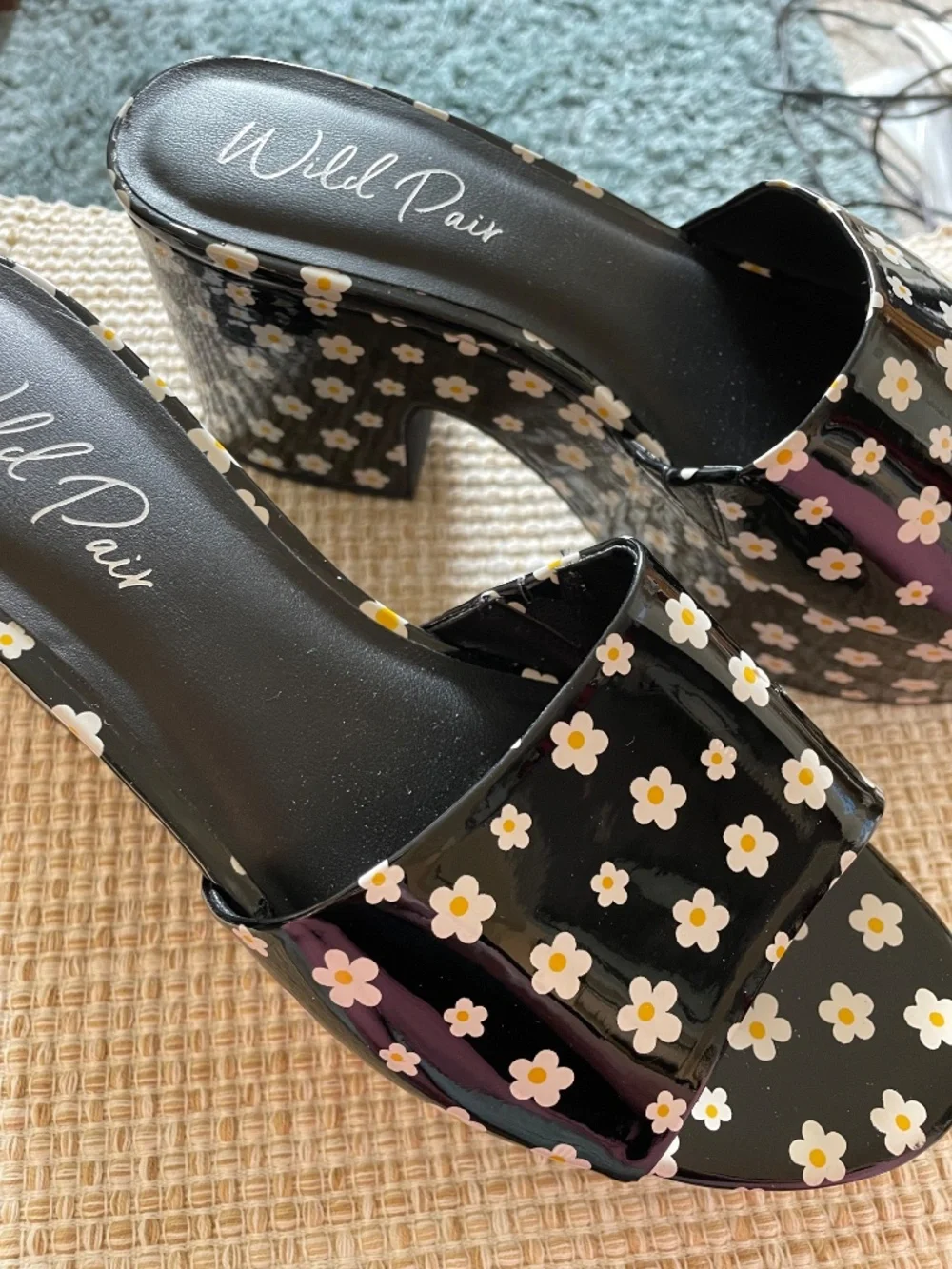 Wild Pair Melbourne Black Daisy platform sandal NWOB Sz. 9 1/2